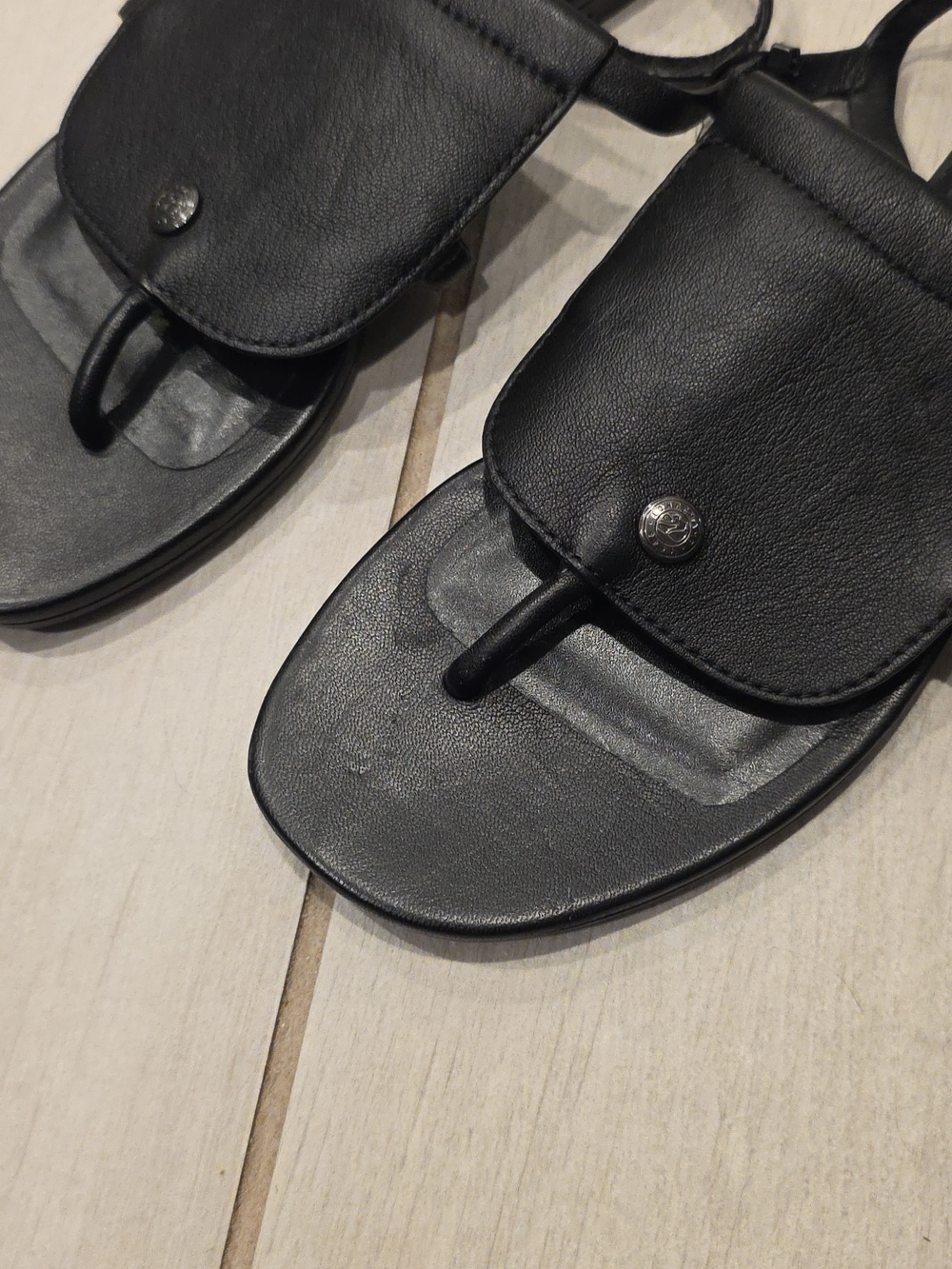 Longchamp Shield sandals feature a distinctive front pouch detail. - Picture 5 of 6